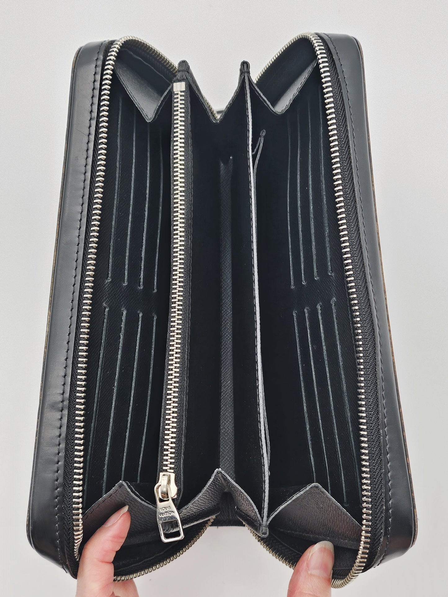 LOUIS VUITTON Damier Graphite Zippy Wallet