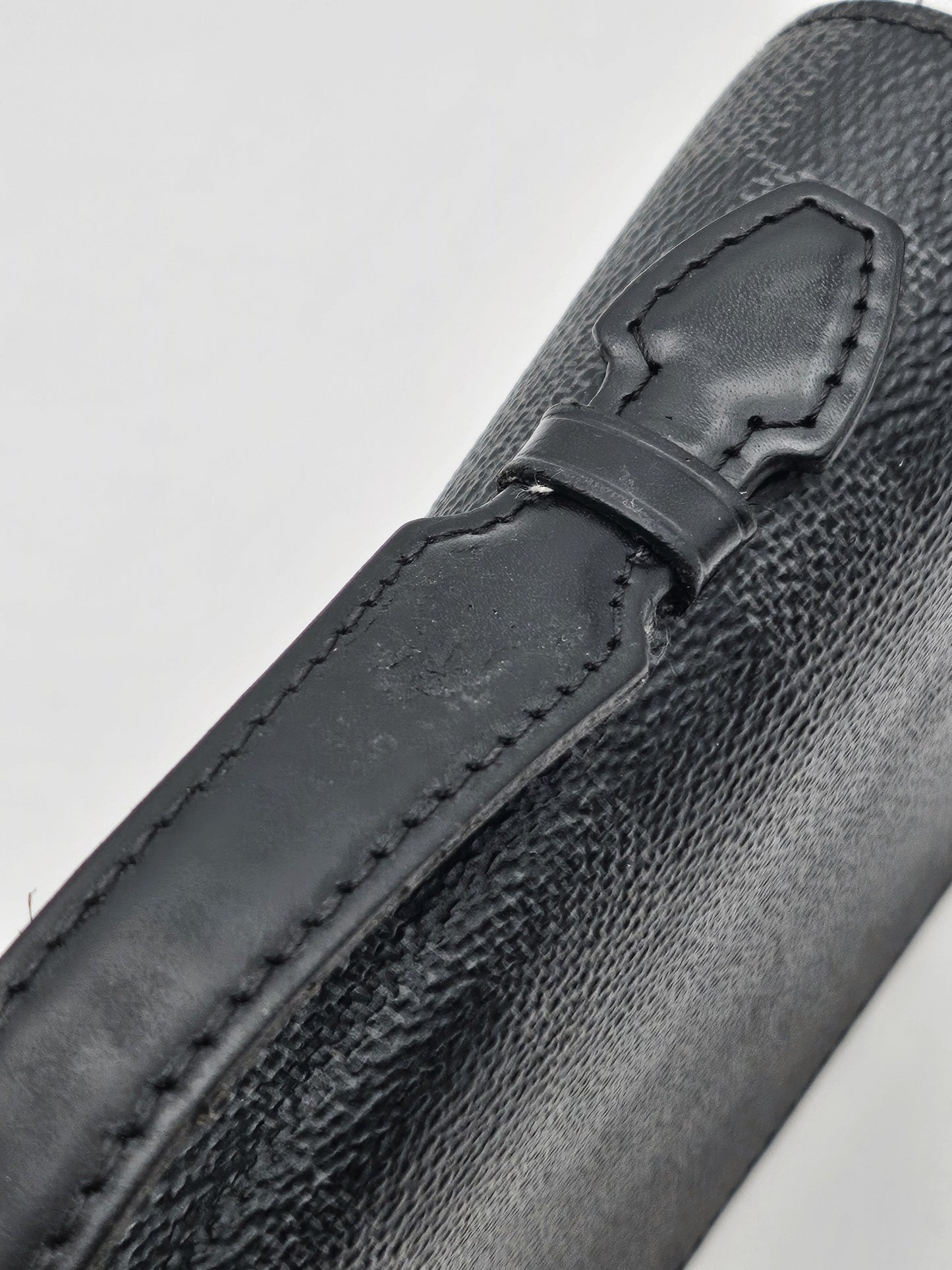 LOUIS VUITTON Damier Graphite Zippy Wallet